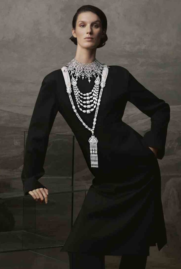 أروع القلادات الطويلة من أحدث مجموعات المجوهرات