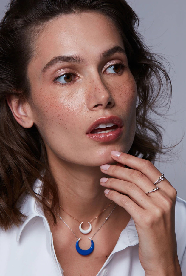 أروع المجوهرات المزينة بالإناميل لإطلالات يومية جذابة