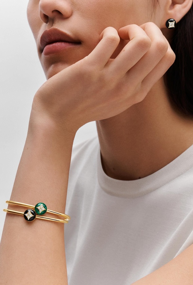 أروع تصاميم أساور الذهب المفتوحة الملونة (1)