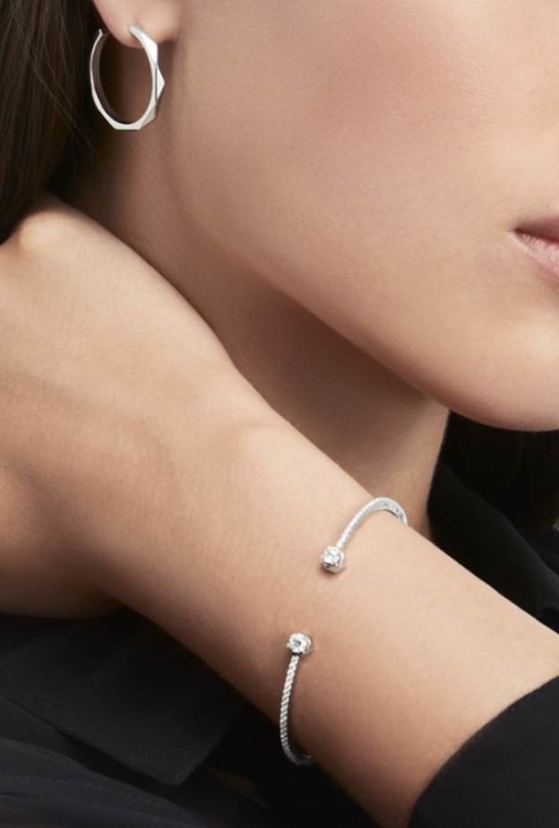 أساور مرصعة بالألماس والذهب الأبيض