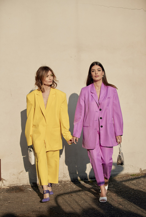 بدلات نسائية صيفية لاطلالات تجمع بين الأناقة والعصرية 