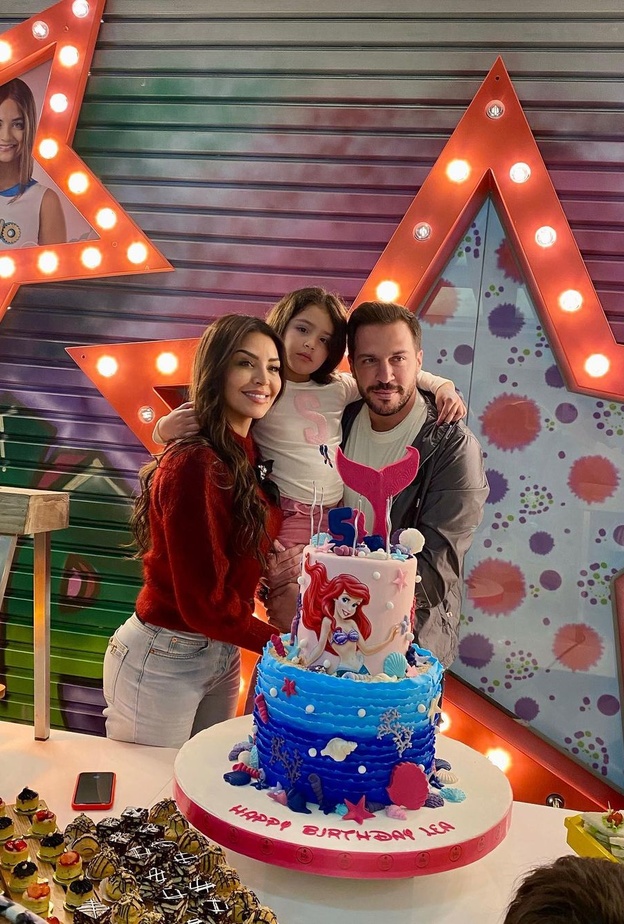 أمل بوشوشة مع زوجها وابنتها- انستغرام الفنانة