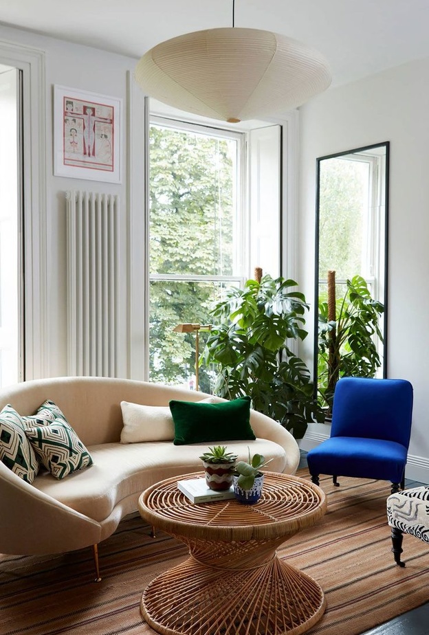 إظهار الأرضية الخشبية والاستغناء عن السجاد لمظهر غرفة معيشة مريح 