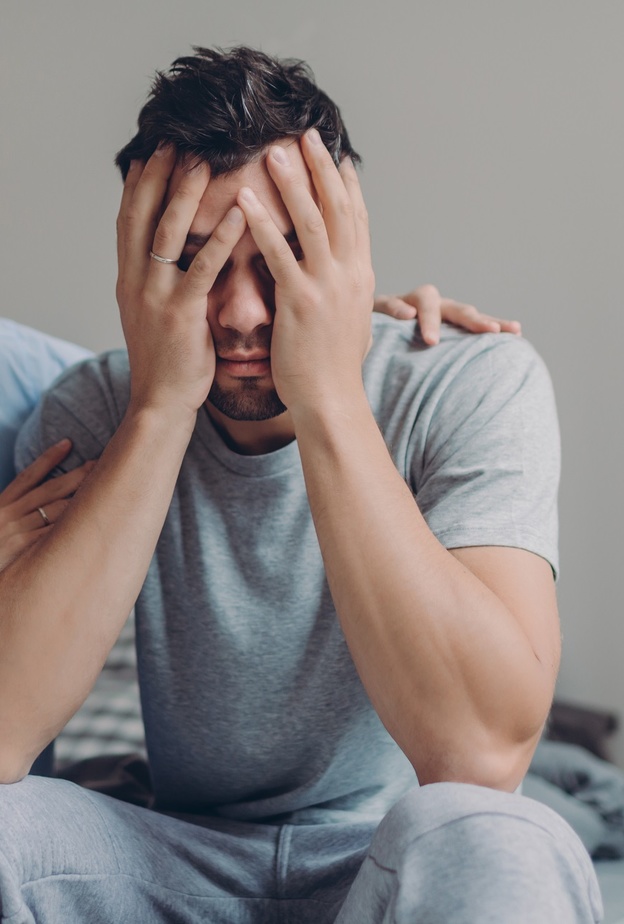 إكتئاب الزوج .. ما هي علاماته وكيف تتعامل الزوجة معه