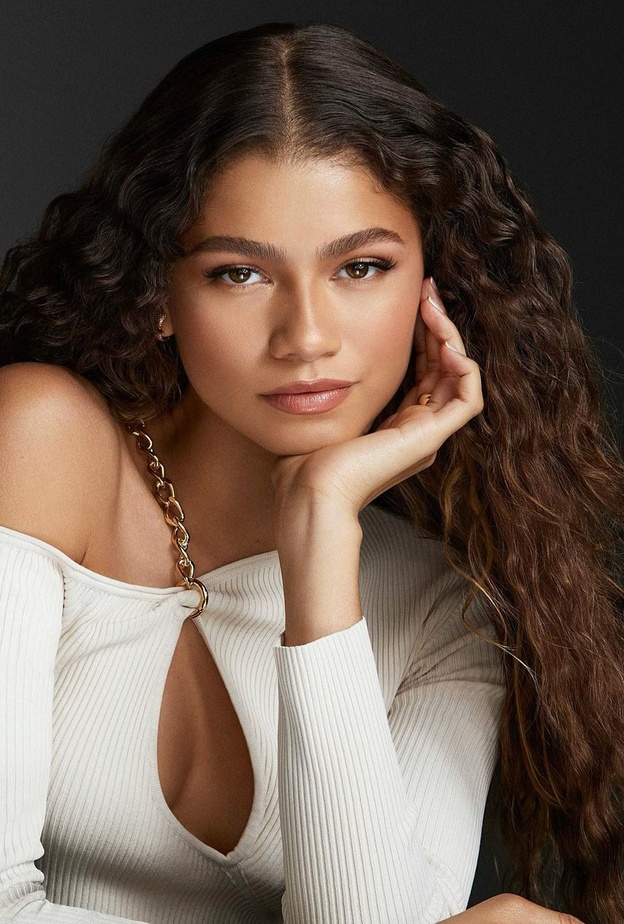 اجدد طرق العناية بالشعر الكيرلي الطويل بأسلوب النجمة زندايا