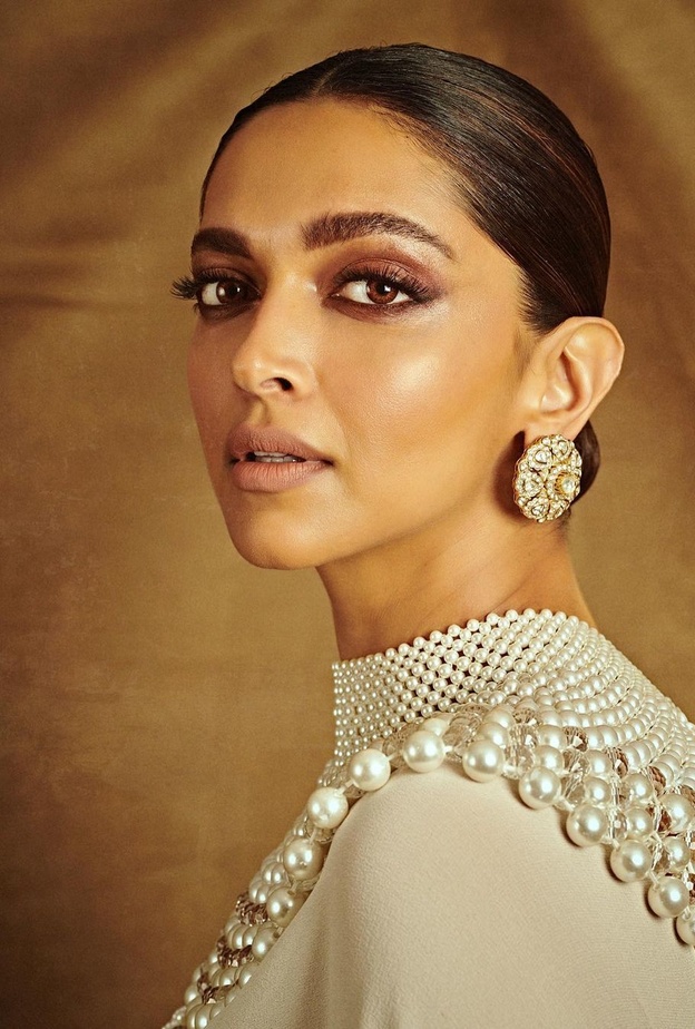 اطلالة Deepika Padukone بمكياج بني سموكي وقوي