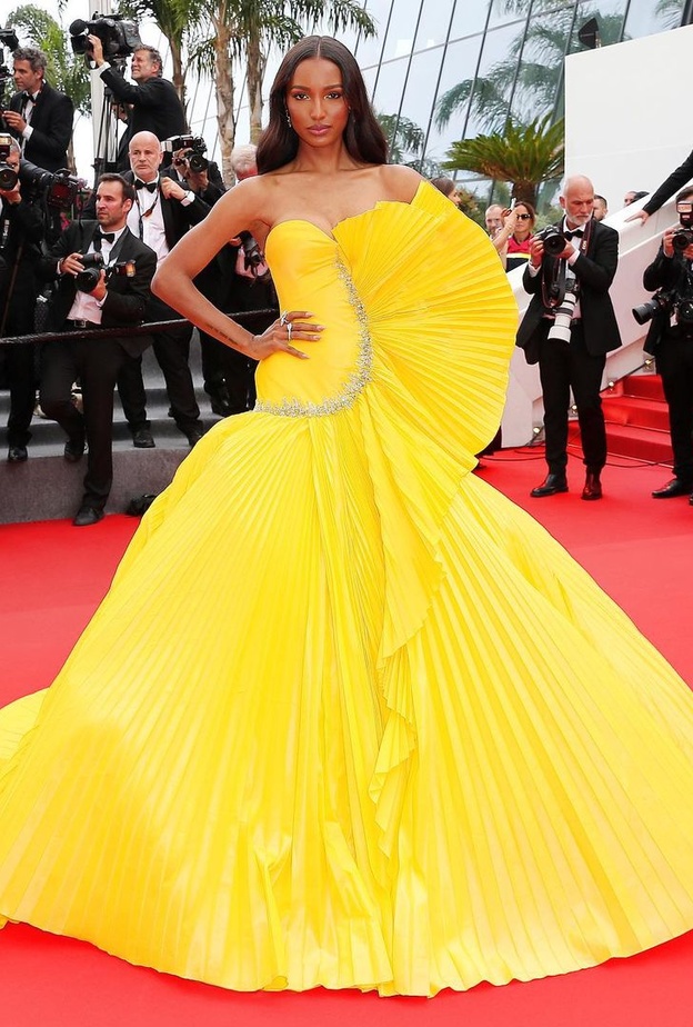 إطلالات النجمات العالميات بتصاميم عربية تخطف الأنظار من مهرجان كان 2022