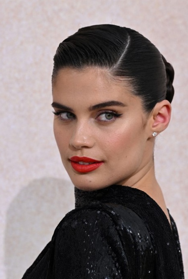 اطلالة Sara Sampaio برسمات الايلاينر الرفيعة