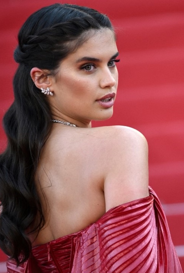اطلالة Sara Sampaio بمكياج برونزي مع تسريحات شعر الضفائر الجانبية