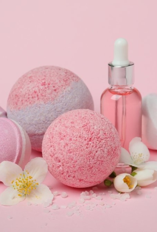 ديكورات حمامات مودرن وعصرية 2022 باللون الوردي