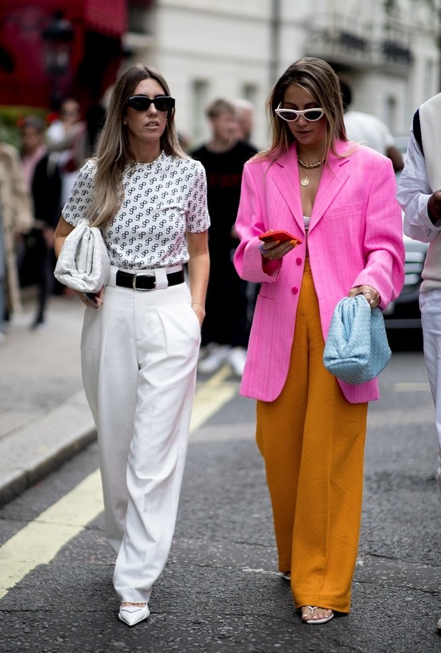 البليزر الزهري مع البنطلون باللون الأصفر الكناري لإطلالة في غاية العصرية