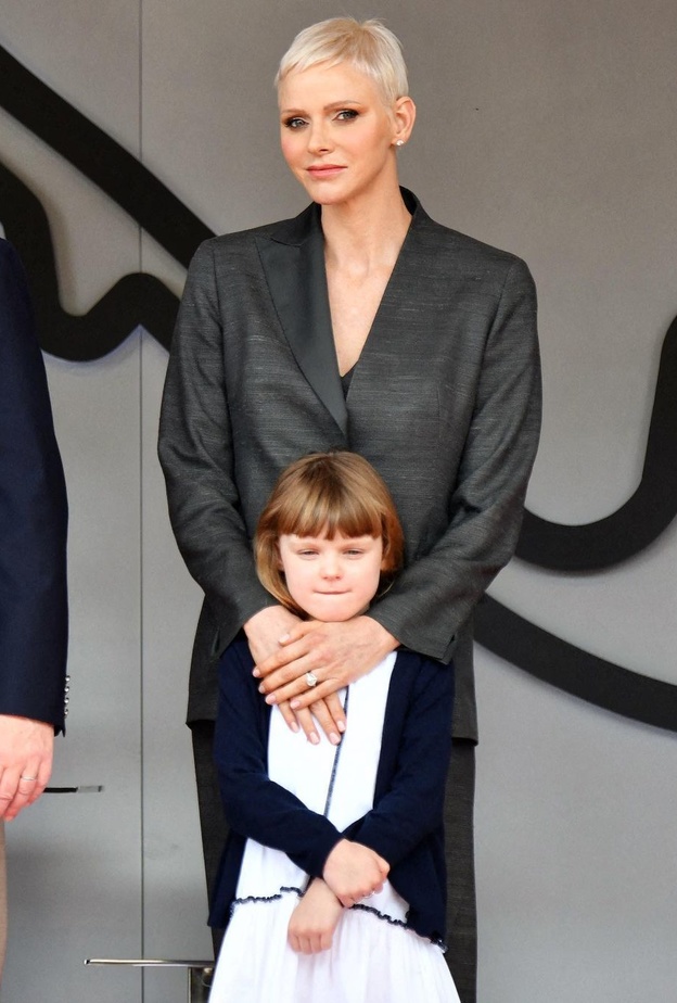 إطلالة شارلين أميرة موناكو راقية في أول ظهور رسمي لها بعد فترة العلاج