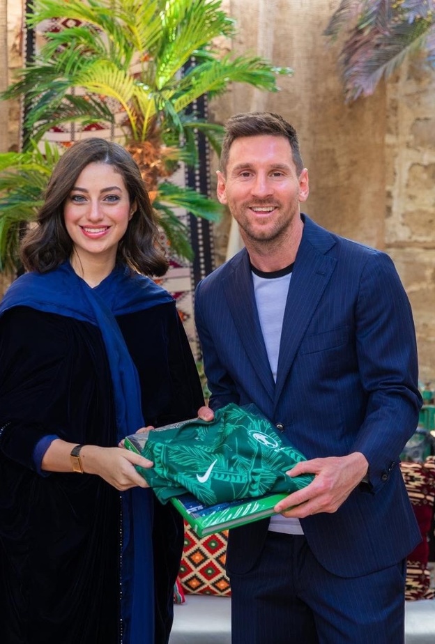 اللاعبة "فرح جفري" تلتقي باللاعب "ميسي" وترحب به كسفير للسياحة في السعودية