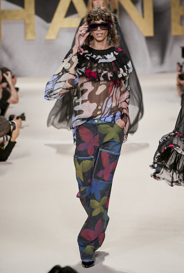 موديلات بناطيل معرقة لاطلالات عصرية في صيف 2022