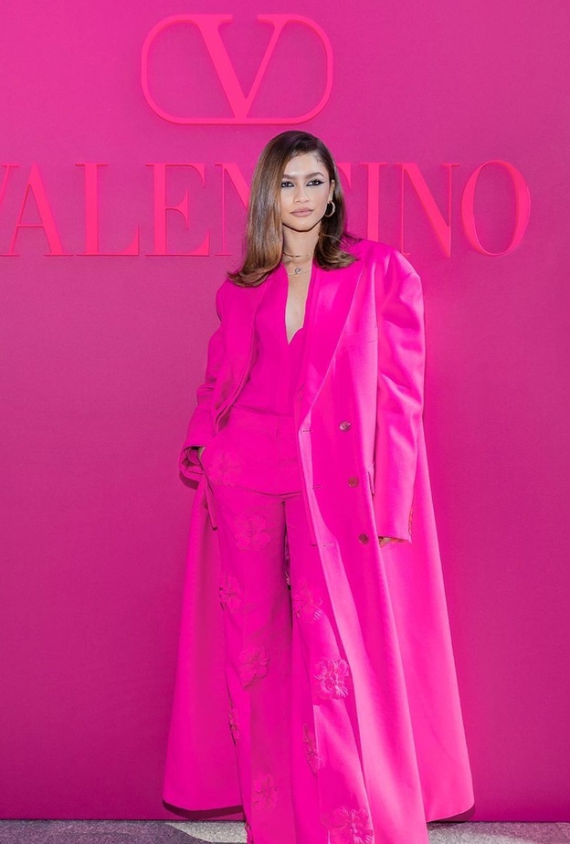 تألقت زندايا خلال حضورها عرض دار فالنتينو في أسبوع الموضة الباريسي بالبدلة الكاملة باللون الفوشيا