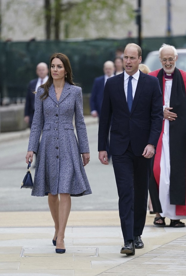 تألقت كيت بالمعطف باللونين الأبيض والكحلي من مجموعة Michael Kors