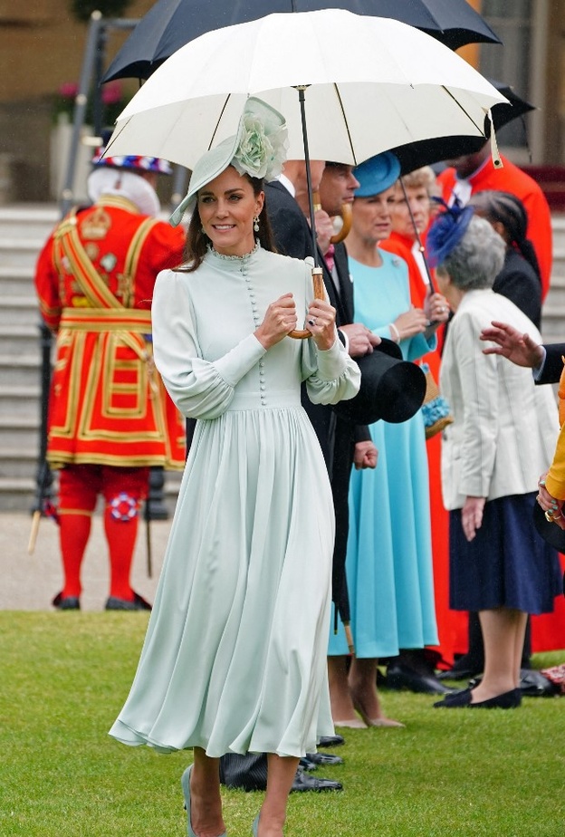 تألقت كيت ميدلتون بإطلالة مونوكروم وتميّز الفستان بالياقة العالية مع الكشكش والأكمام الواسعة