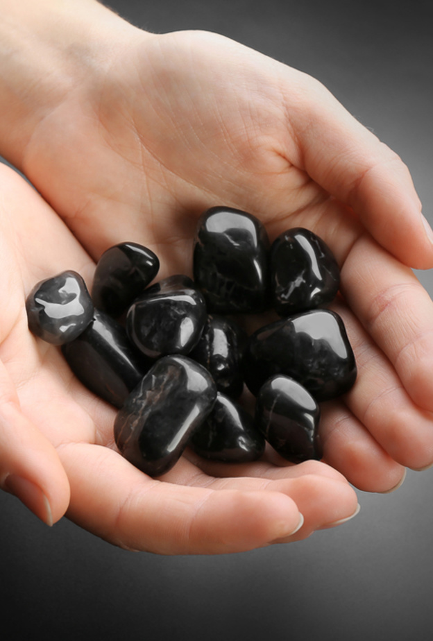 تبلغ درجة صلادة العقيق الأسود 7 على مقياس موس