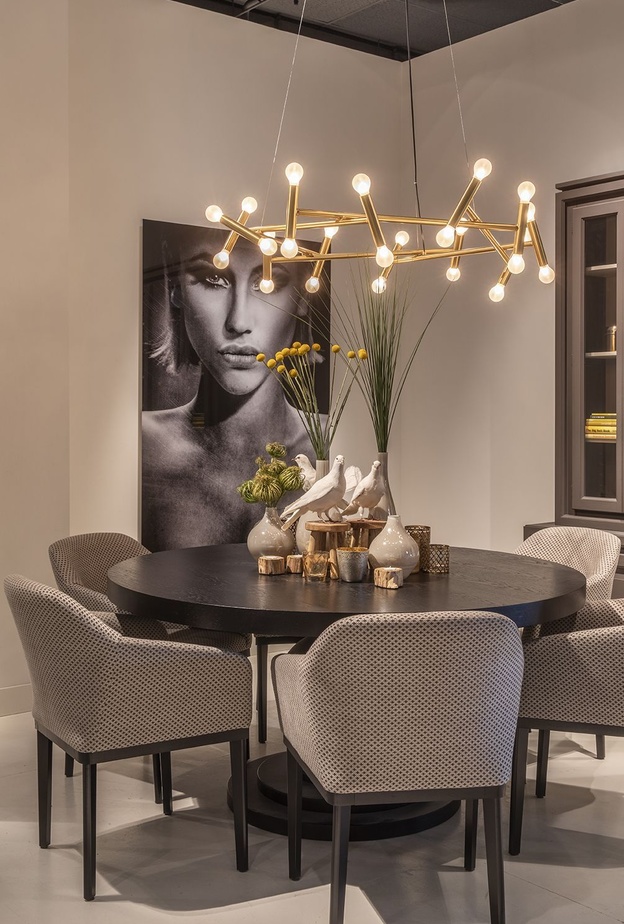 تصميم جهاز إنارة باللون الذهبي بمختلف الاتجاهات