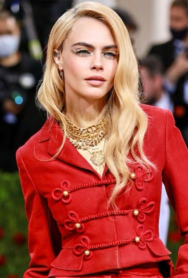 تطبيق مكياج سهرات ذهبي لصيف 2022 مستوحى من إطلالات كارا ديليفين