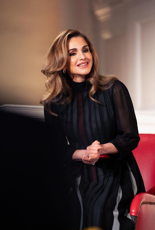 تميّزت إطلالة الملكة رانيا باختيار الفستان الأسود الطويل من ماركة DANEH من مجموعة Resort 2019