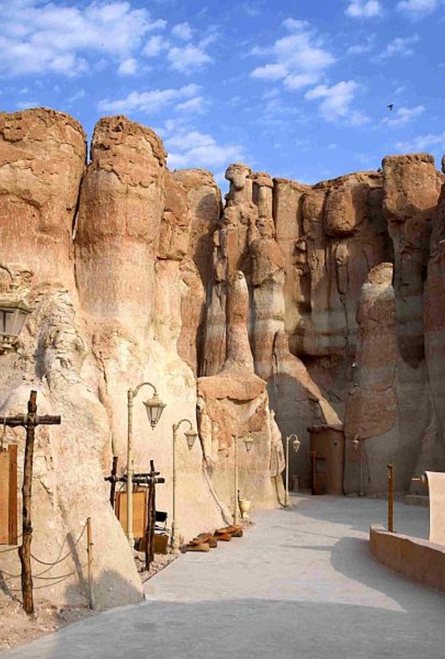 جبل القارة تجربة ساحرة لعشاق المغامرة في الأحساء