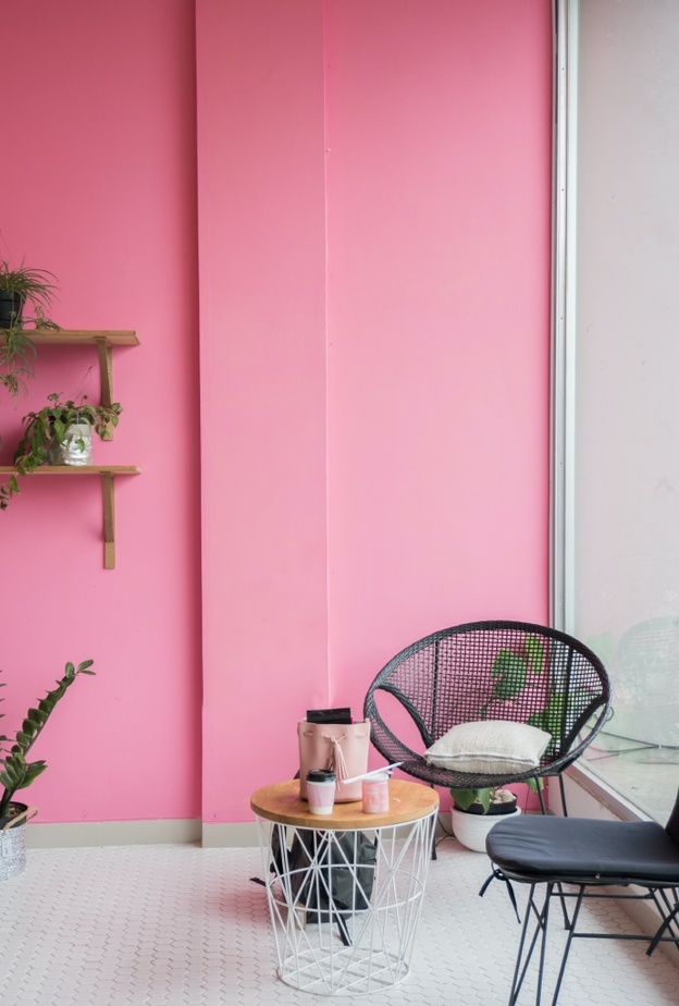 جدار بالوردي المشرق في ديكور منزل بطابع صيفي