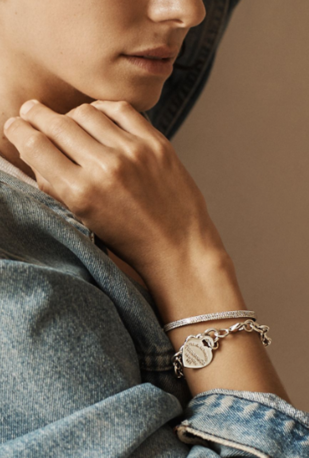 حقق سوار Heart Tag Charm Bracelet نجاحاً باهراً على مر السنوات