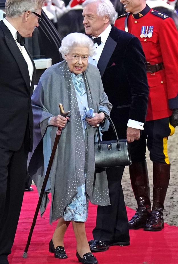 حملت حقيبة يدها السوداء المفضلة مع حذائها الأسود المفضّل أيضاً