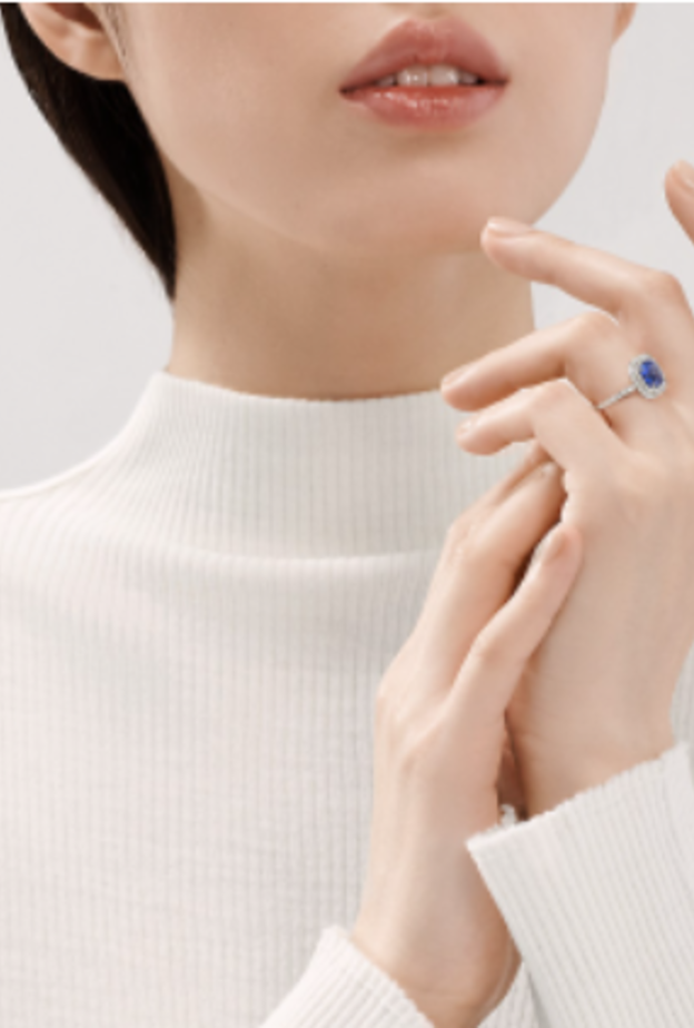 خاتم مرصع بحجر من التنزانيت وحبوب الألماس الأبيض من تيفاني