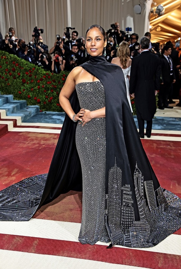 خطفت إطلالة أليسيا كيز Alicia Keys الأنظار في حفلMet Gala  2022 بتصميم ساحر من توقيع دار رالف لورين