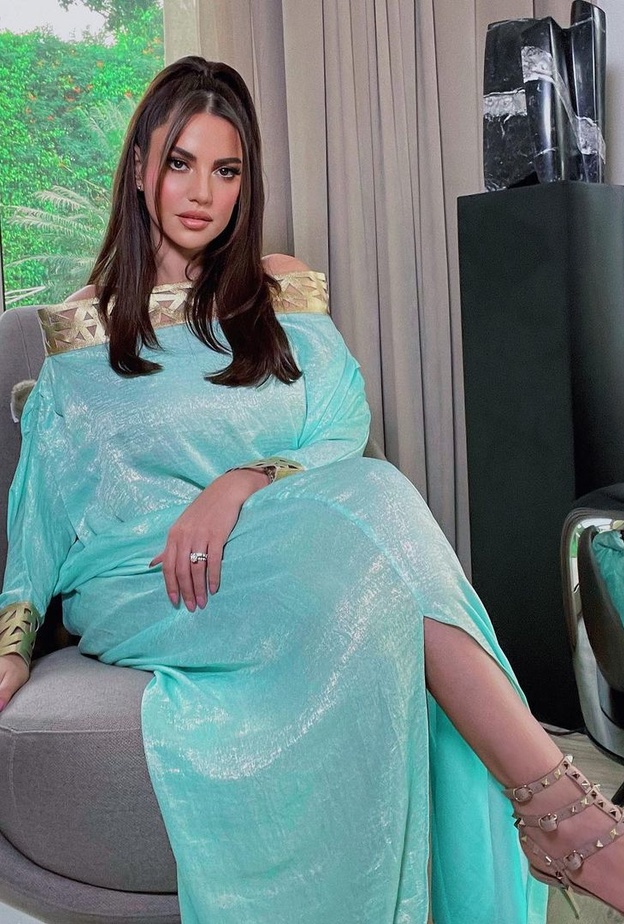 خطفت إطلالة درة زروق الأنظار بالعباية التي تميّزت بالقماش اللامع