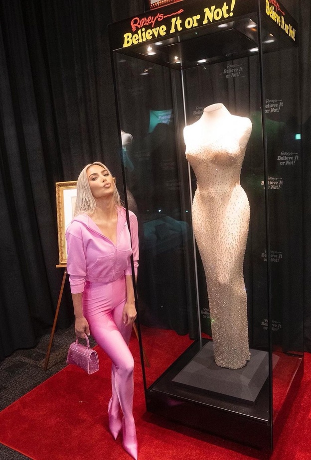 زارت كيم معرض Ripley's Believe It or Not في هوليوود حيث ألقت نظرة على فستان مارلين مونرو