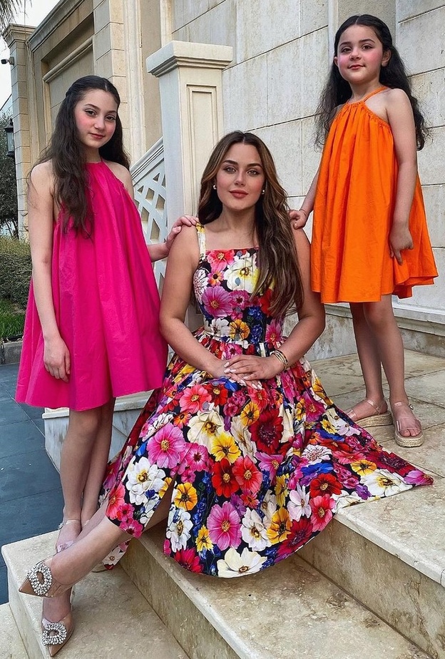 زينب فياض وبناتها