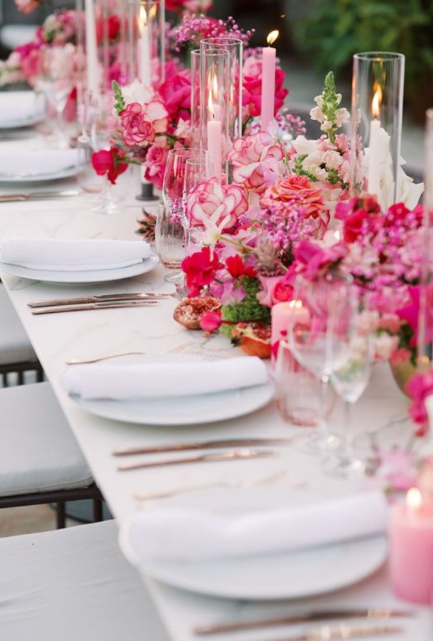 زينة طاولات الزفاف باللونين الزهري والفوشيا 