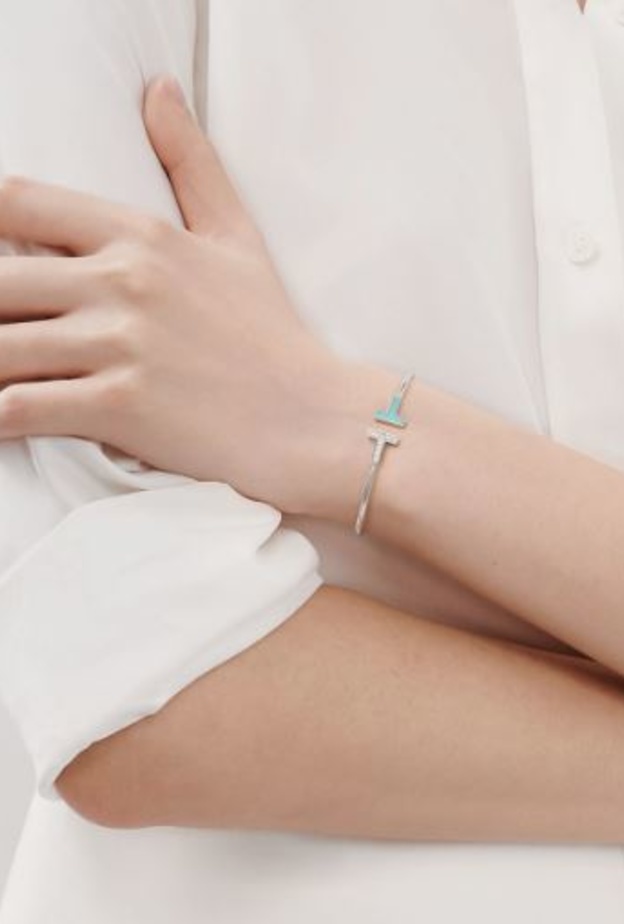 سوار من مجموعة تيفاني تي Tiffany T بالذهب الأبيض