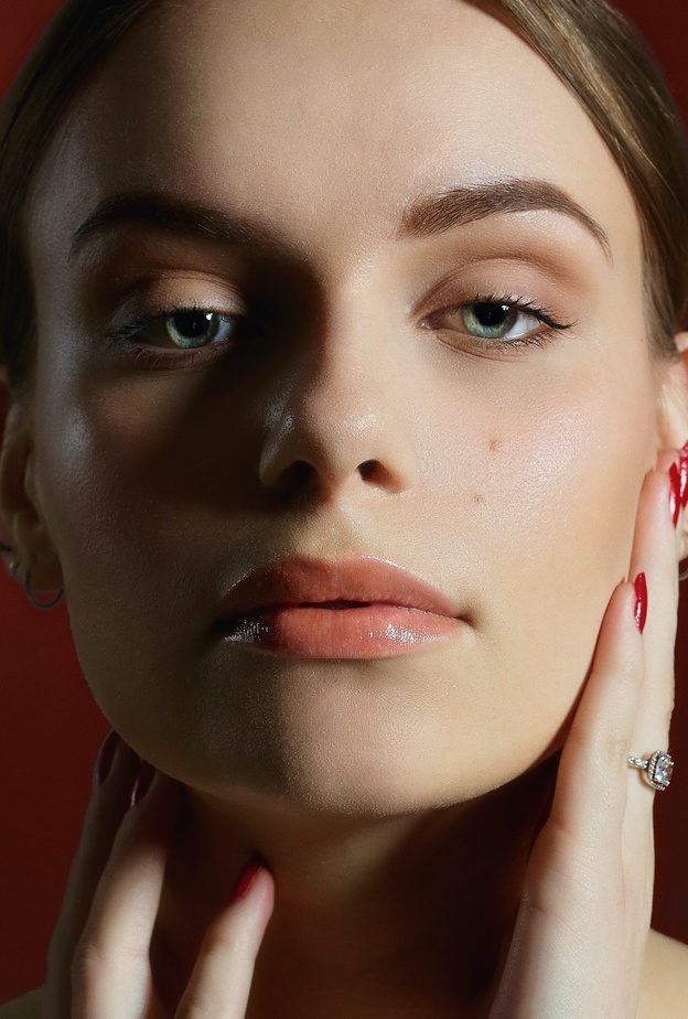 فوائد التقشير الكربوني لعلاج حب الشباب وهل نتائجه مضمونة