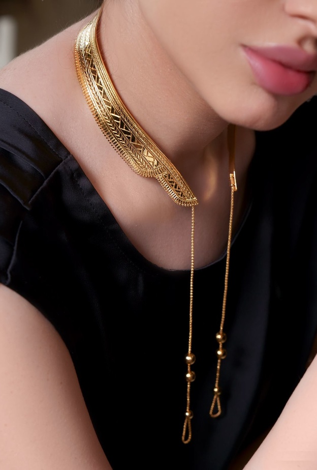 عقد شوكر ذهب بوحي من تصميم البشت من علامة SAJAS