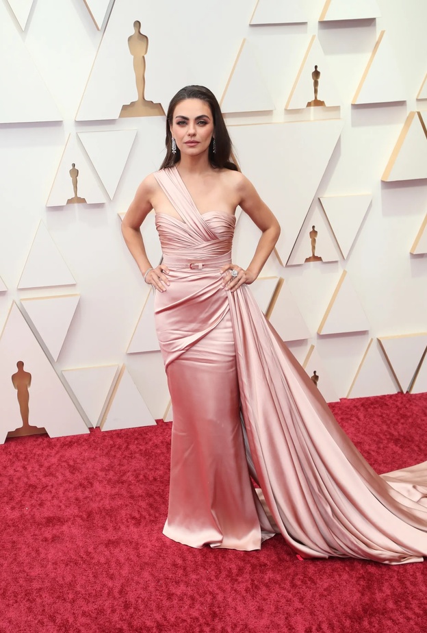 فساتين خطوبة فاتحة@MilaKunis