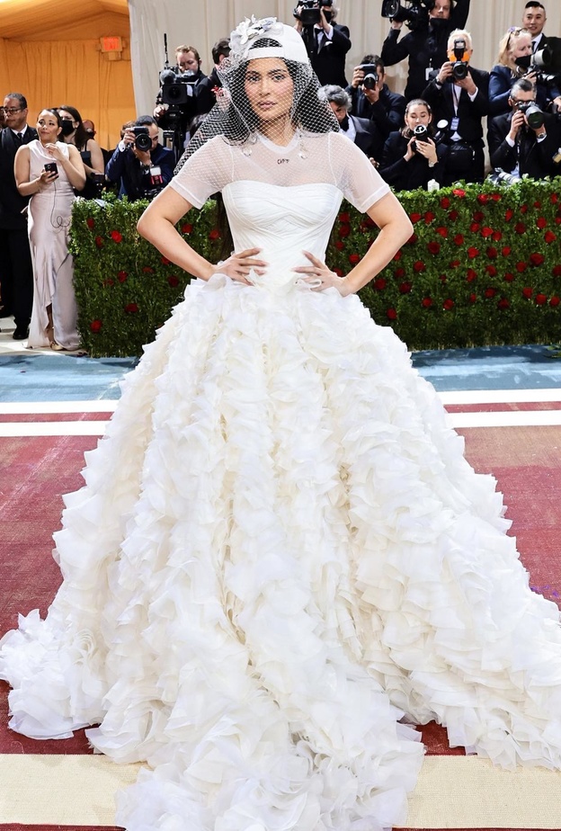 فساتين زفاف اوف وايت  من met gala  انستقرام@metgalaofficial