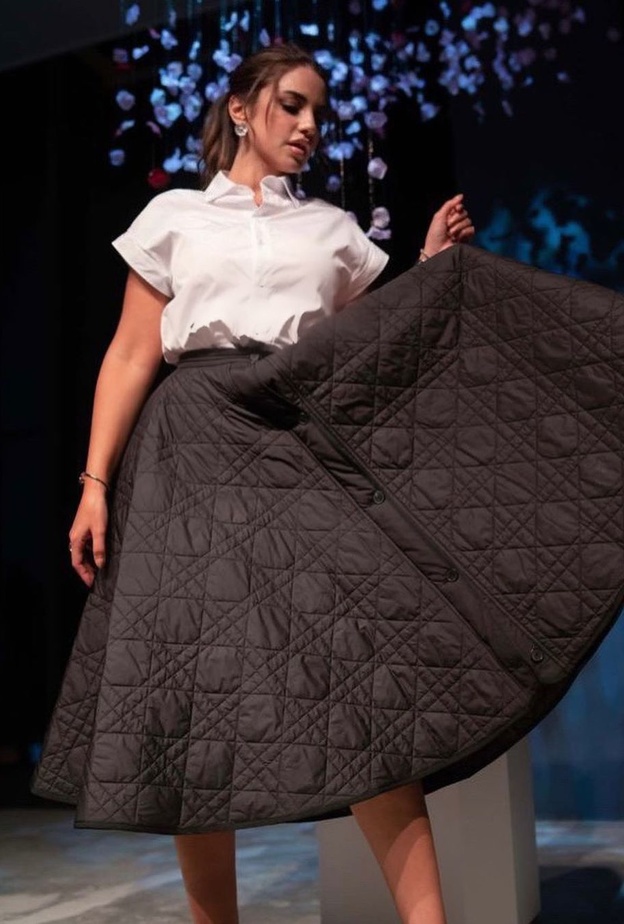 في إطلالة تجمع بين الكلاسيكية والعصرية اختارت من ديور التنورة السوداء مع القميص الابيض