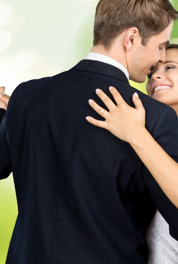 قومي باختيار الاغاني التي تفضلينها انت وعريسك