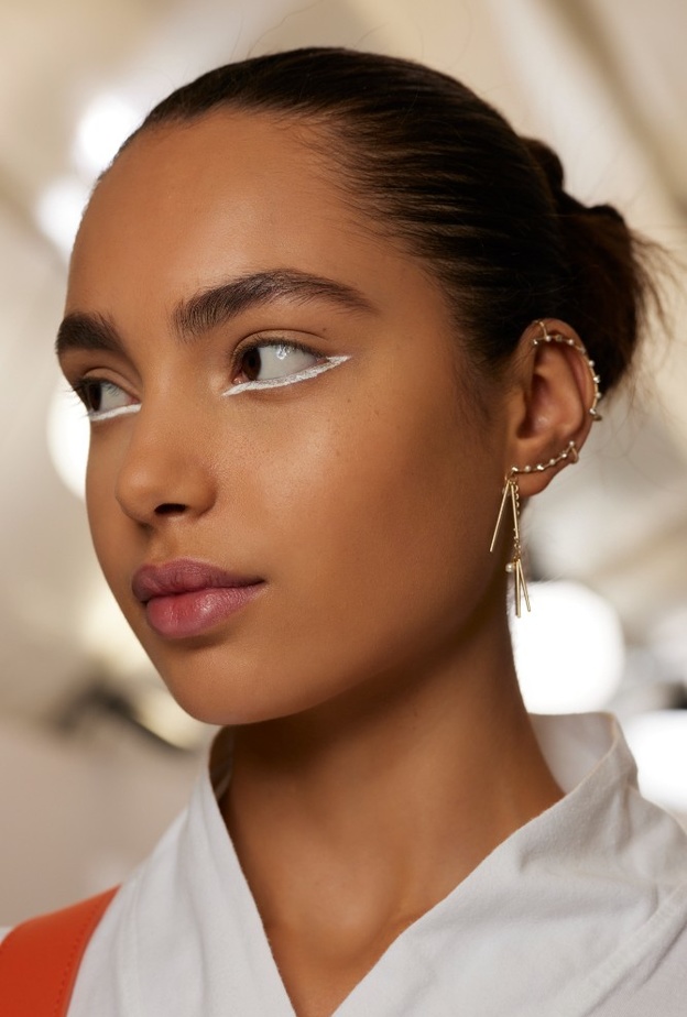 طريقة تطبيق الكحل الابيض مع المكياج الترابي لإطلالة عصرية في المناسبات