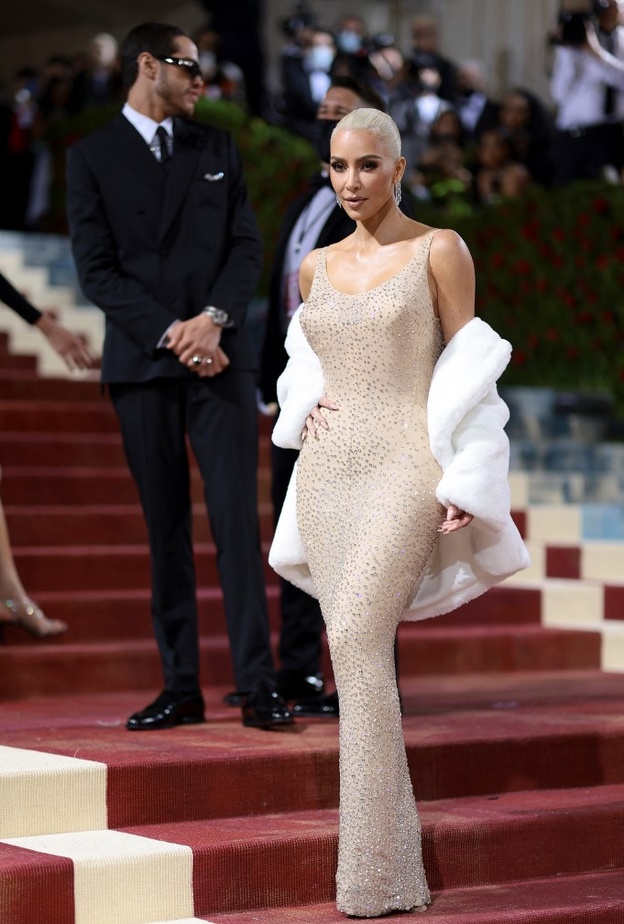 كيم كارداشيان بفستان مارلين مونورو الأيقوني