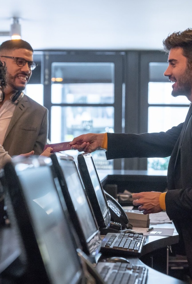 كيفية التعامل مع موظفي الفنادق السياحية أثناء السفر