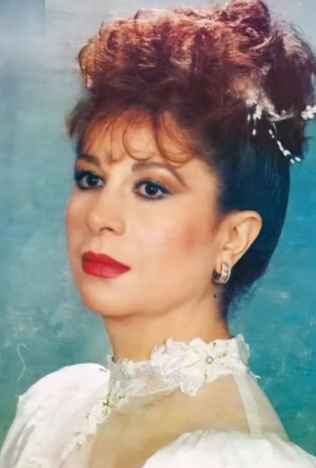 أحمد الفيشاوي ينشر صورة لوالدته من مرحلة شبابها