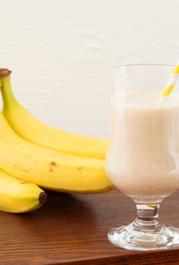 ما هي فوائد الحليب والموز قبل النوم