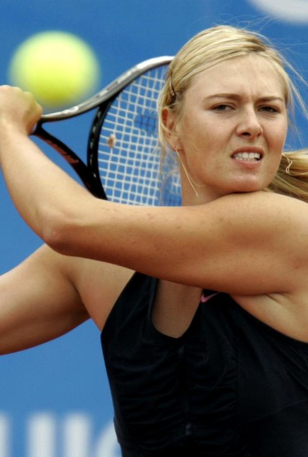 ماريا شارابوفا ترتدي سوار تنس خلال إحدى المباريات