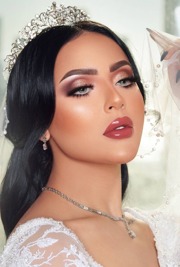 مكياج صيفي ناعم بلوني الذهبي البراق والزهري لعروس صيف 2022