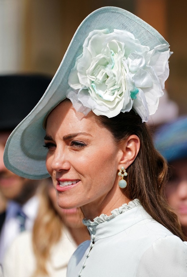 طرق تطبيق مكياج ناعم ومشرق مع القبعات بأسلوب كيت ميدلتون